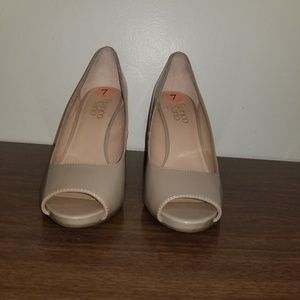 Franco Sarto Tan peep toe heels size 7.